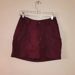 Dark red women's Duluth Trading Company cargo skort size 6.